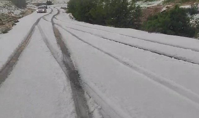 Malatya'da dolu yolları kapattı, çok sayıda araç yolda kaldı