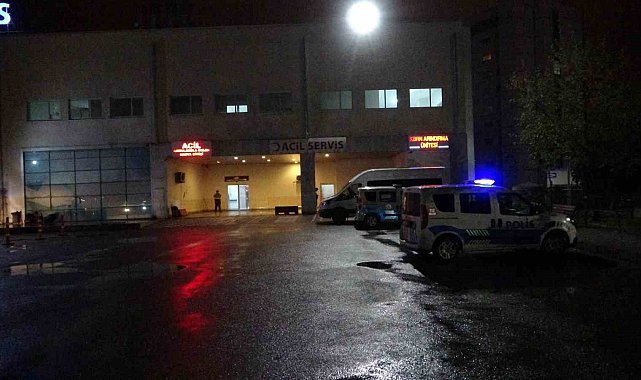 Malatya'da hasarlı binanın duvarı çöktü: 1 ölü
