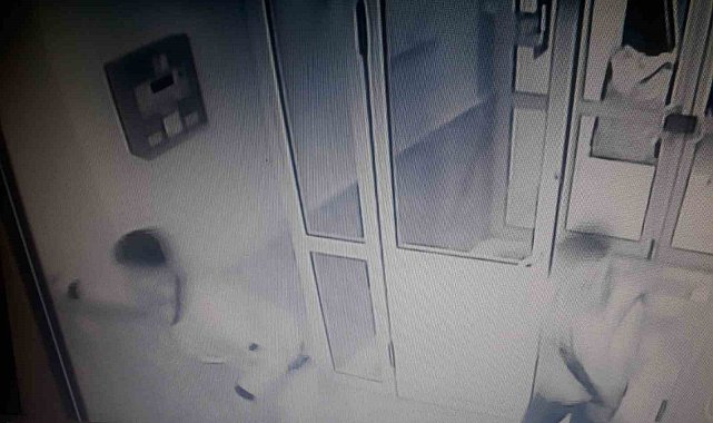 Malatya'da husumetlilerin silahlı ev baskını kamerada