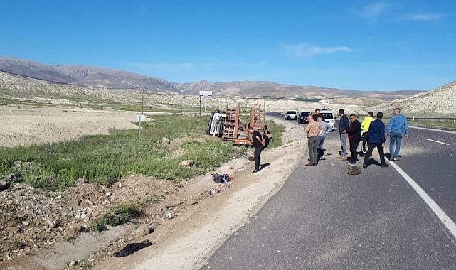Malatya'da kepçe yüklü çekici devrildi: 1 yaralı