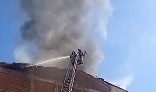 Malatya'daki çatı yangınında alevler göğe yükseldi