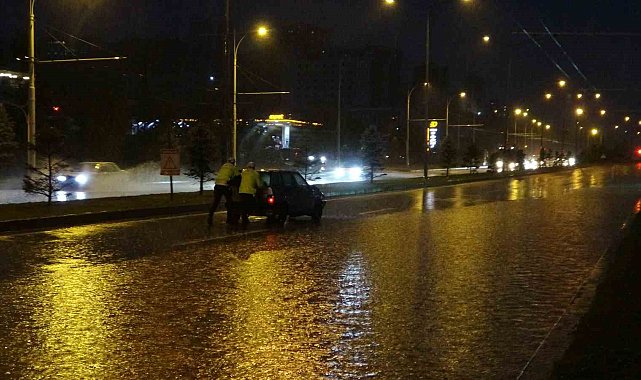 Malatya'yı sağanak vurdu, araçlar yolda kaldı