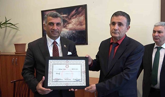 Milletvekili Gürsel Erol mazbatasını aldı