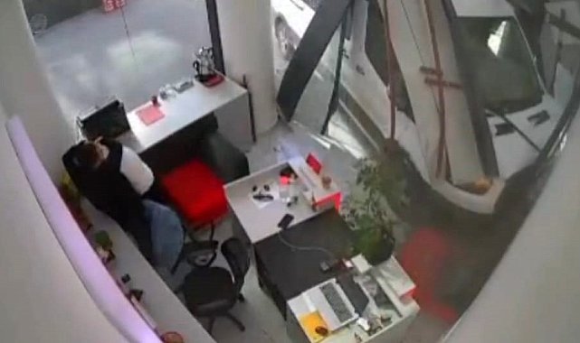 Minibüsün iş yerine girdiği kazanın yeni görüntüleri ortaya çıktı
