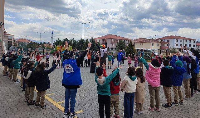 Minik öğrencilere palyaço sürprizi