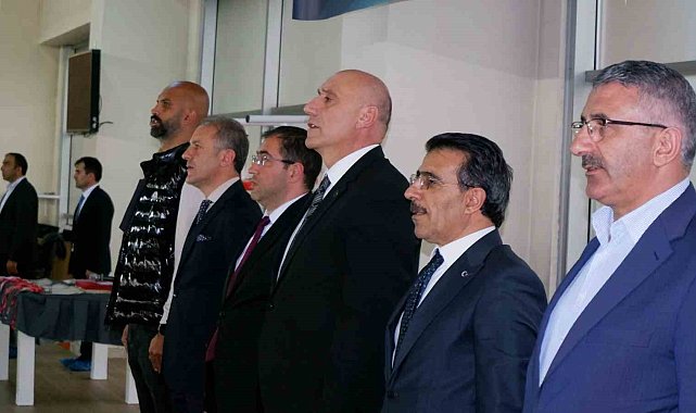Minik yüzücüler madalya için yarıştı