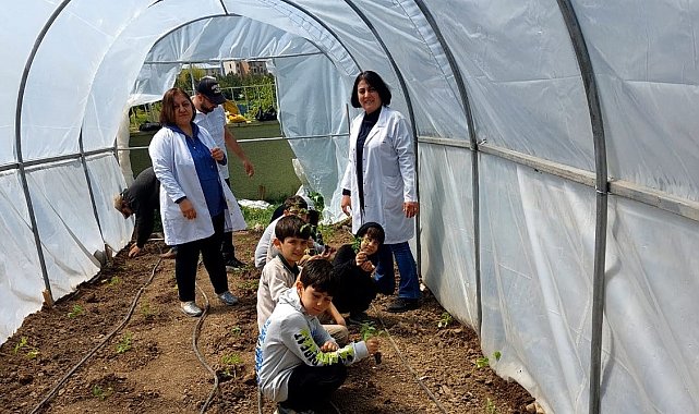 Öğrenciler fideleri toprakla buluşturdu