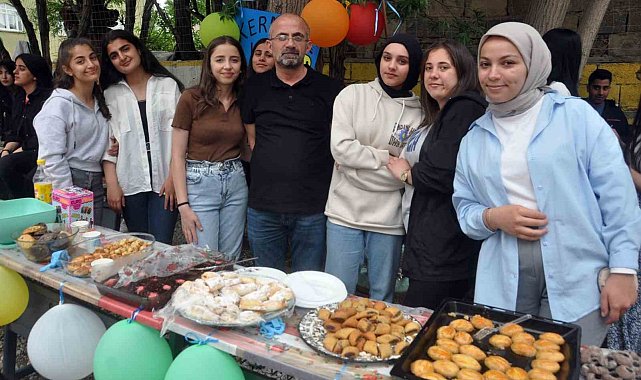 Öğretmen ve öğrencilerden bahar şenliği