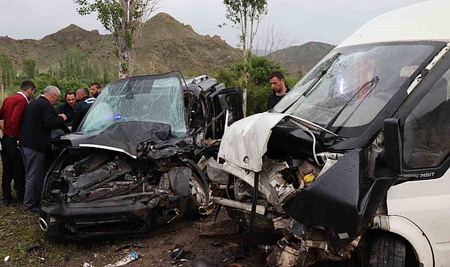 Oltu'da minibüs ile hafif ticari araç çarpıştı: 4 yaralı