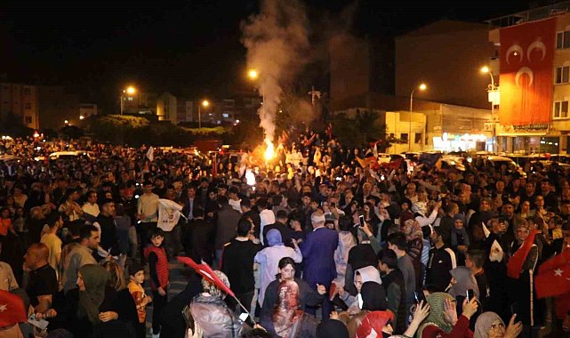 Oltu'da seçim sevincini saatlerce halay çekerek kutladılar