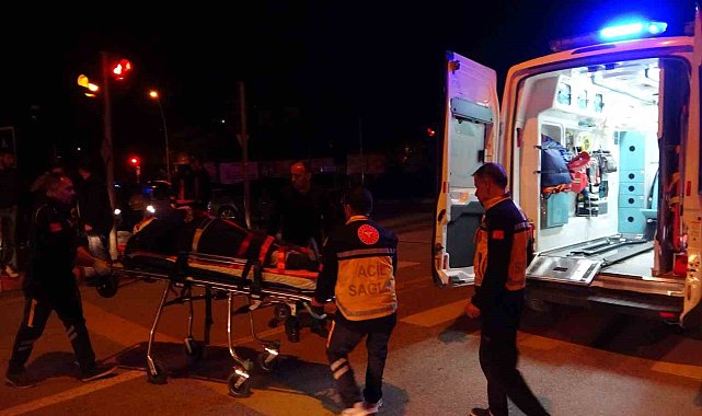 Otomobil ile çarpışan hafif ticari araç devrilip yan yattı: 3 yaralı