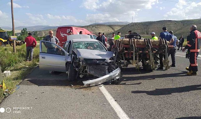 Otomobil traktöre arkadan çarptı: 1 ölü