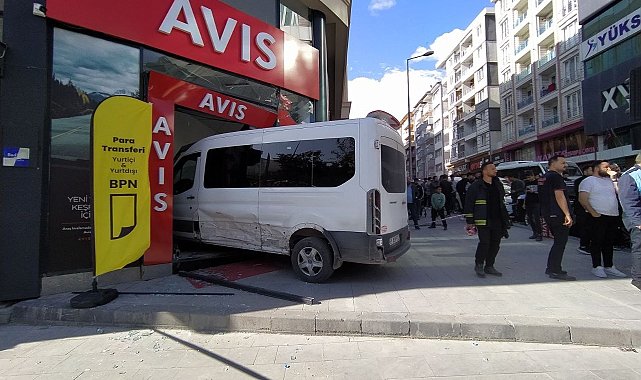 Otomobille minibüs çarpıştı: 7 yaralı