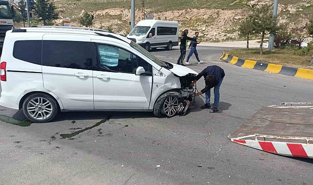 Otomobille ticari araç çarpıştı: 3 yaralı
