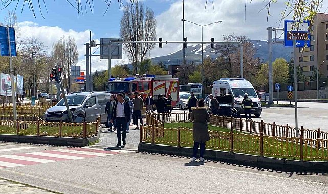 Oy kullanmaya giden çift kazada yaralandı