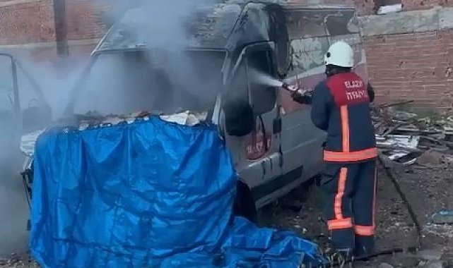 Park halindeki araç alev aldı