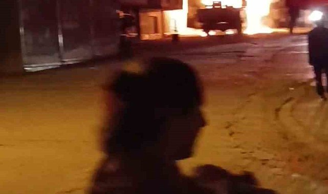 Park halindeki araç alev alev yandı