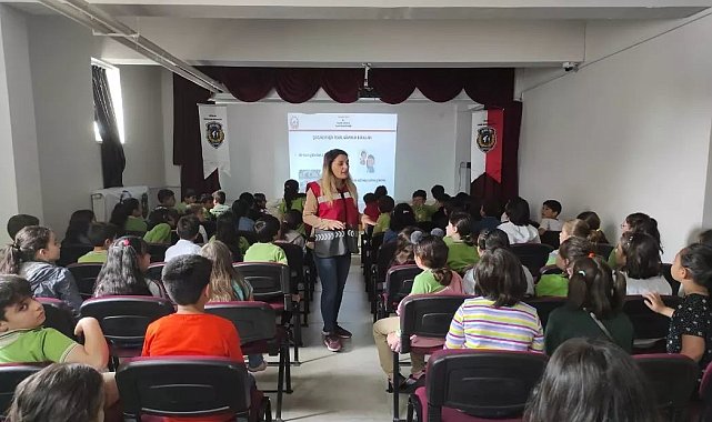 Polislik mesleğini tanıyıp suçtan korunma yöntemlerini öğreniyorlar