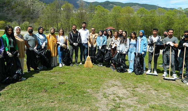 Posof'ta öğrenciler çevre temizliğine çıktı