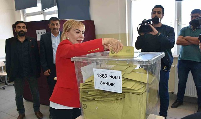 Prof. Dr. Açık, oyunu kullandı