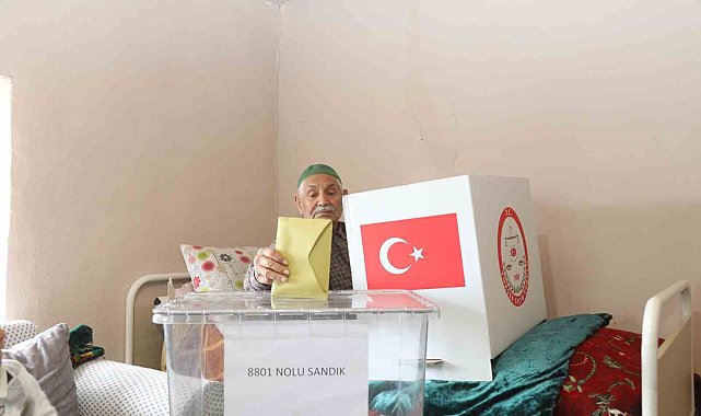 Sandığa gidemeyenlerin evine sandık götürüldü