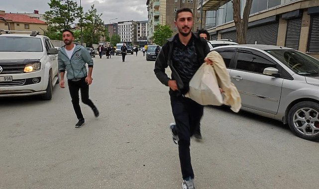 Sandık görevlileri geç kalmamak için koşarak oyları yetiştirdi