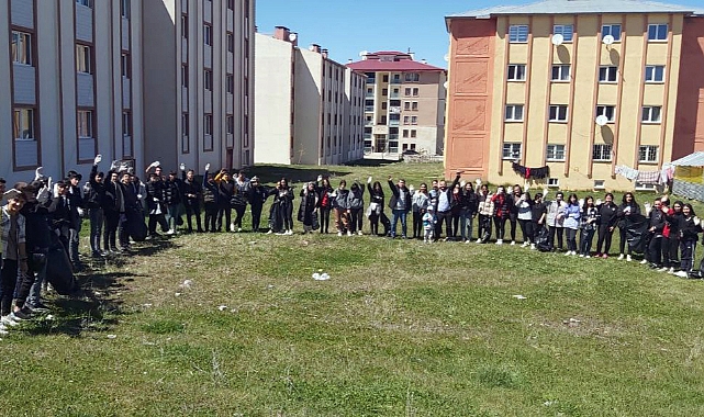Sarıkamış'ta öğrenciler çevre temizliği için çöp topladı