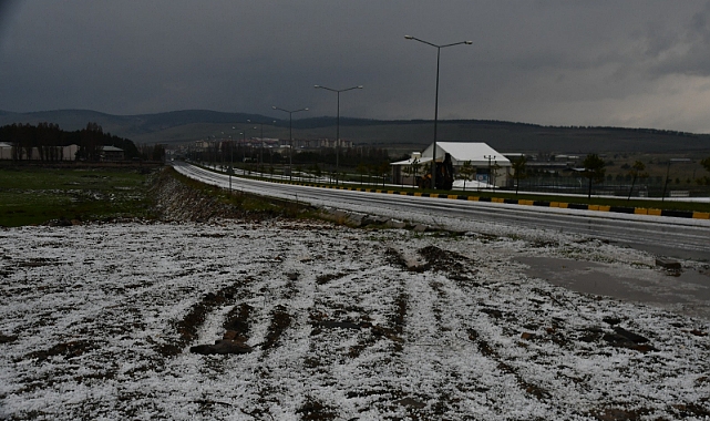 Sarıkamış'ta yağan dolu etrafı beyaza bürüdü