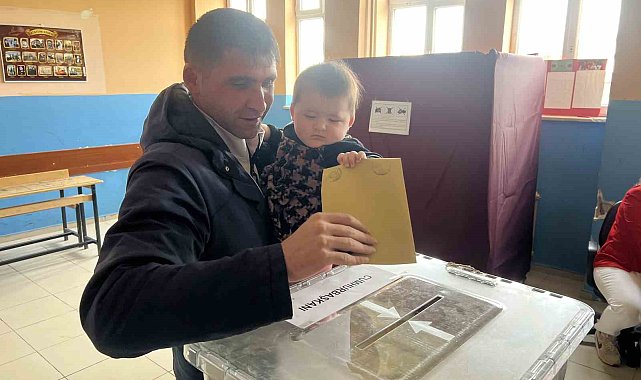 Sarıkamış'ta Yıldırım ailesi 7 aylık ikiz bebekler ile sandığa gitti