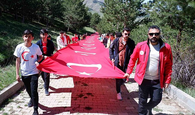Şehitler için üç bin rakımlı tepeye çıktılar