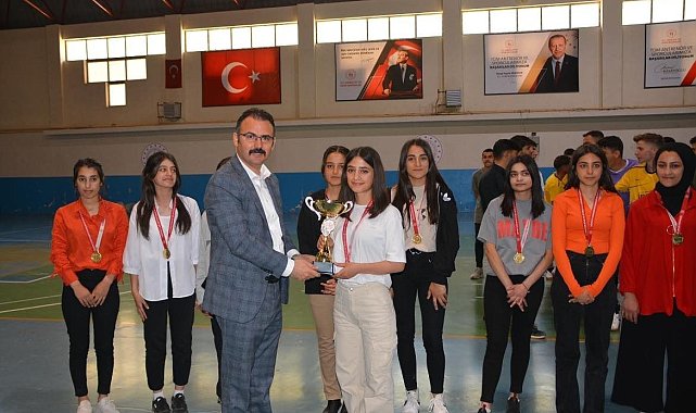 Şemdinli'de dereceye giren öğrencilere ödülleri verildi