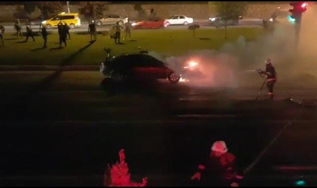 Seyir halindeki otomobilin motor kısmı alev aldı