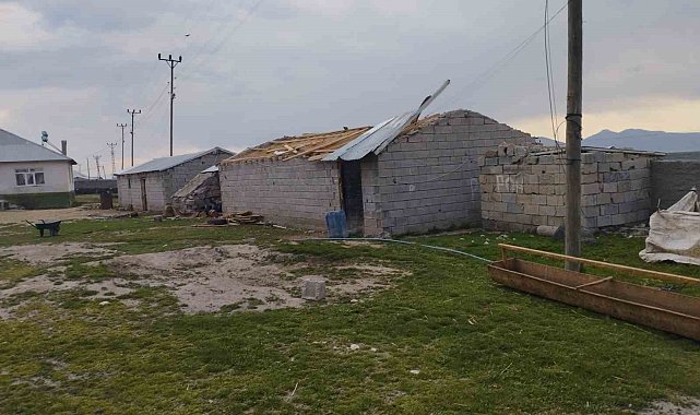 Şiddetli rüzgar çatıları uçurdu