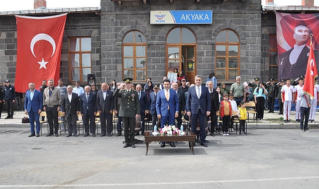 Tarihi Akyaka Tren Garı önünde coşkulu bayram kutlaması