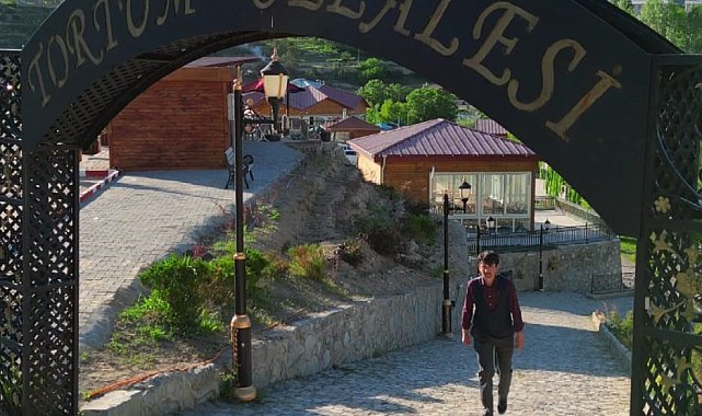 Tortum Şelalesi'nin manzarası eşliğinde Karacoğlan şiirleri okuyor