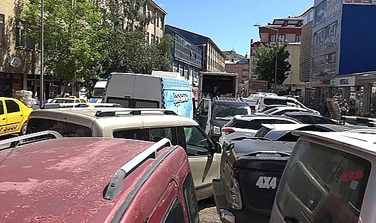Trafiğe kapatılan yollar sürücüleri zora sokuyor