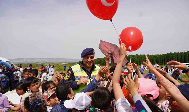 Uçurtma şenliği renkli görüntülere sahne oldu