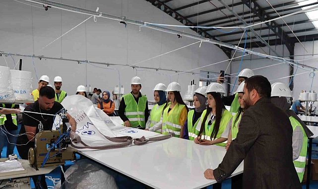 Üniversite öğrencileri çuval fabrikasında incelemelerde bulundular