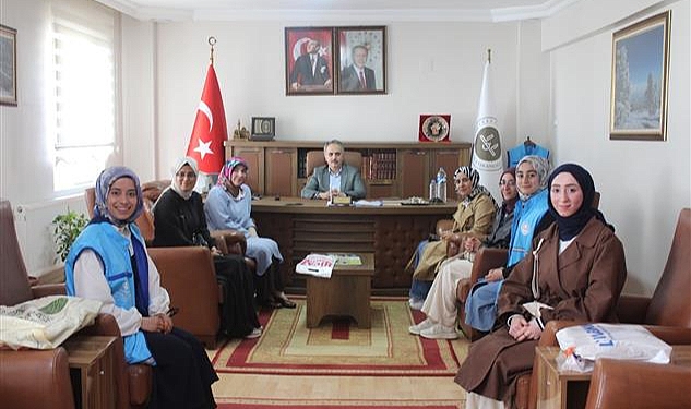 Üniversite öğrencileri umreden döndü