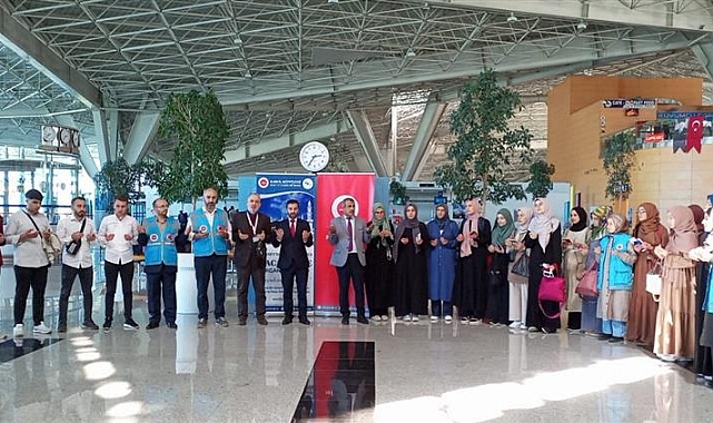 Üniversite öğrencileri umreye gönderildi 