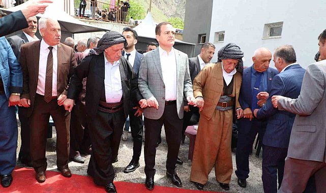 Vali Akbıyık, aşiret liderleriyle halay çekti