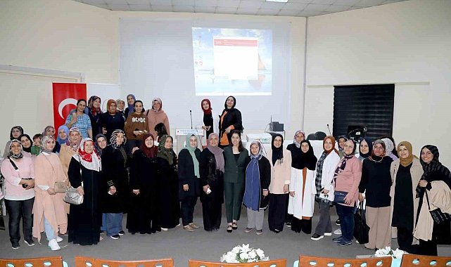 Van Büyükşehir Belediyesi kursiyerlerin Anneler Günü'nü kutladı