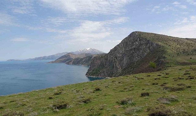 Van Gölü'nün el değmemiş koyları göz kamaştırıyor