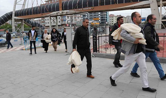 Van'da sayılan oylar İl Seçim Kurullarına getiriliyor