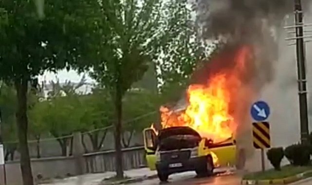 Van'da seyir halindeki minibüs alev alev yandı