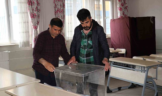Van'daki okullarda sandıklar kuruldu