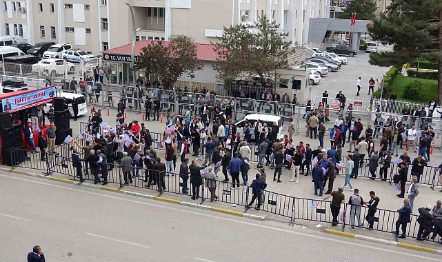 Van'ın bağımsız adayının mitingine 100 kişi katıldı