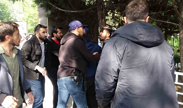 Yeşil Sol Parti mitinginde polise taş attılar: 10 gözaltı