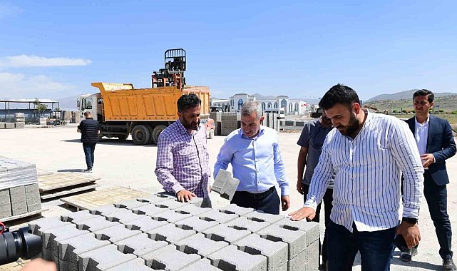 Yeşilyurt'ta hasar gören yollar baştan aşağıya yeniliyor