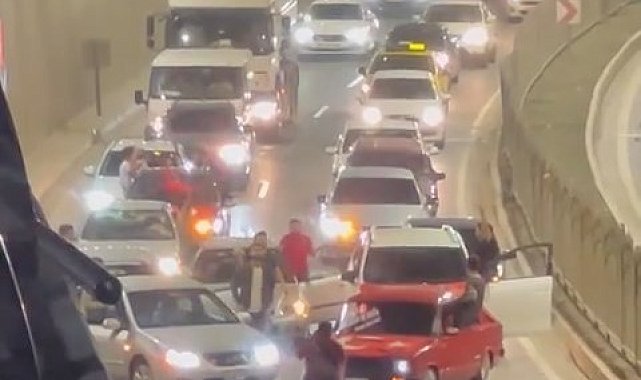 Yolu kapatıp asker eğlencesi yaptılar, o anlar kameraya yansıdı